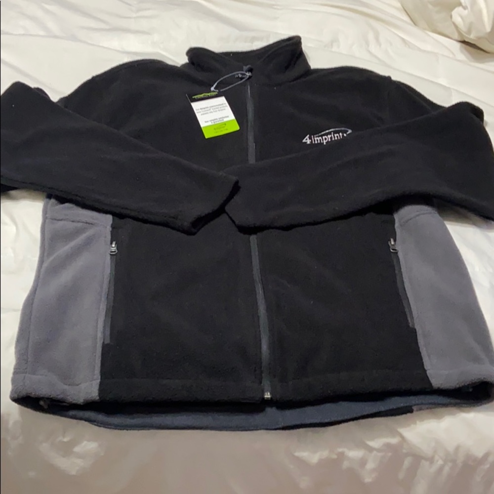 Crossland zippered jacket size large NWT